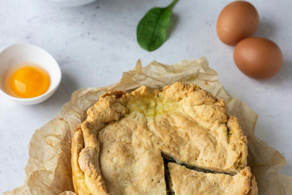 1️⃣ Scopri il sapore unico della torta salata con pancetta e scamorza dal ripieno goloso e avvolgente
