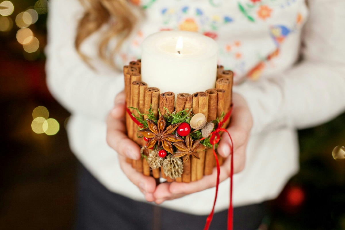 Atmosfera natalizia unica grazie alle candeline che illuminano ogni angolo della casa