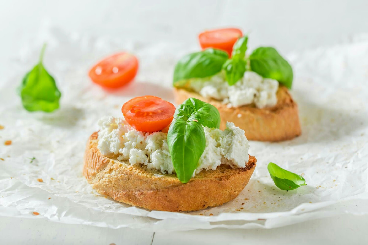 Bruschette con burrata cremosa e pomodori maturi: il piacere rapido per chi ha fame