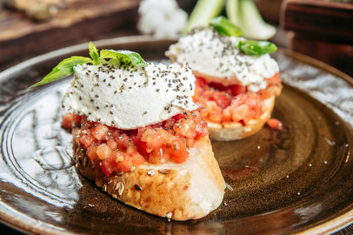Bruschette con burrata cremosa e pomodori maturi: il piacere rapido per chi ha fame