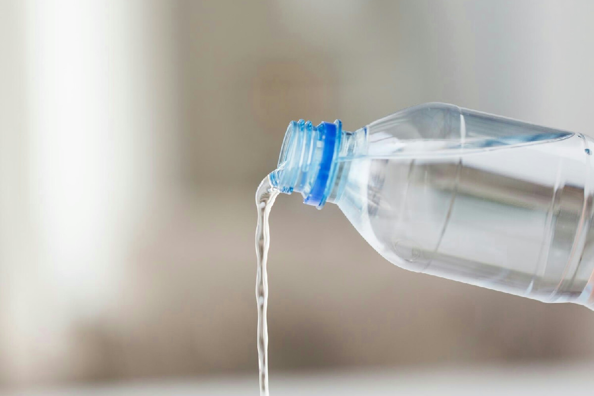 Cosa si nasconde nell’acqua in bottiglia che può mettere a rischio la salute dei reni?