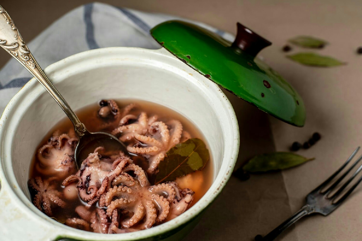 Cosa succede davvero quando i moscardini entrano in una zuppa dal sapore intenso e avvolgente