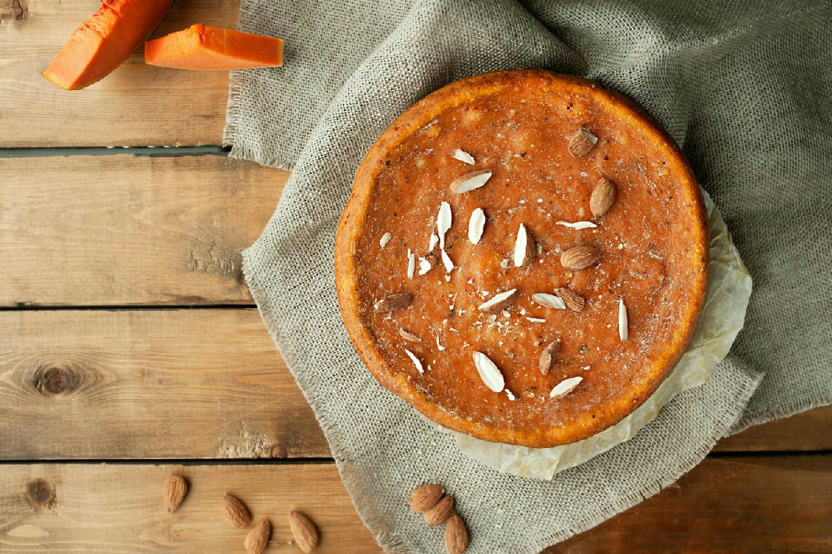 Cosa succede mescolando carote fresche e mandorle in una torta senza ingredienti animali