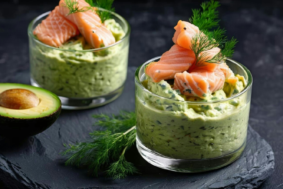 Cosa succede quando il salmone affumicato si sposa a una mousse di avocado vellutata e leggera
