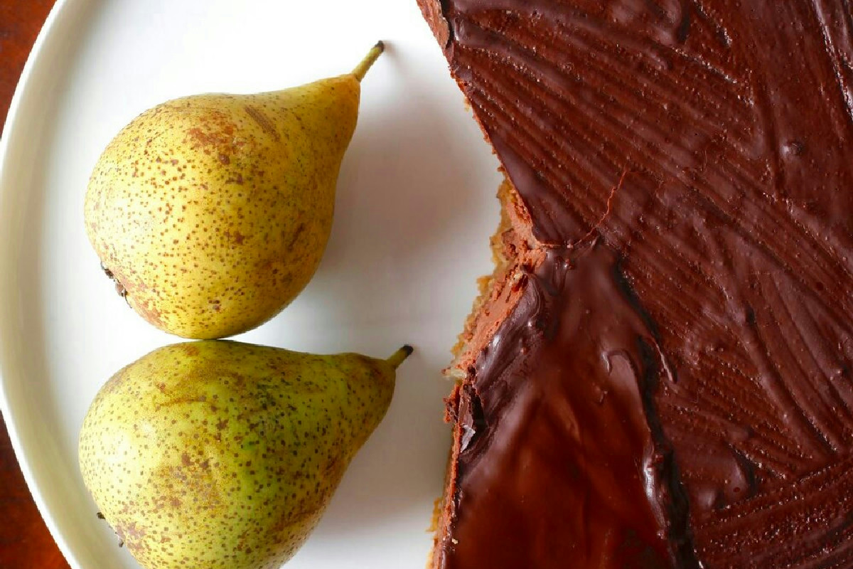 Il dessert fondente di pere e cioccolato per chi ama i dolci intensi e irresistibili