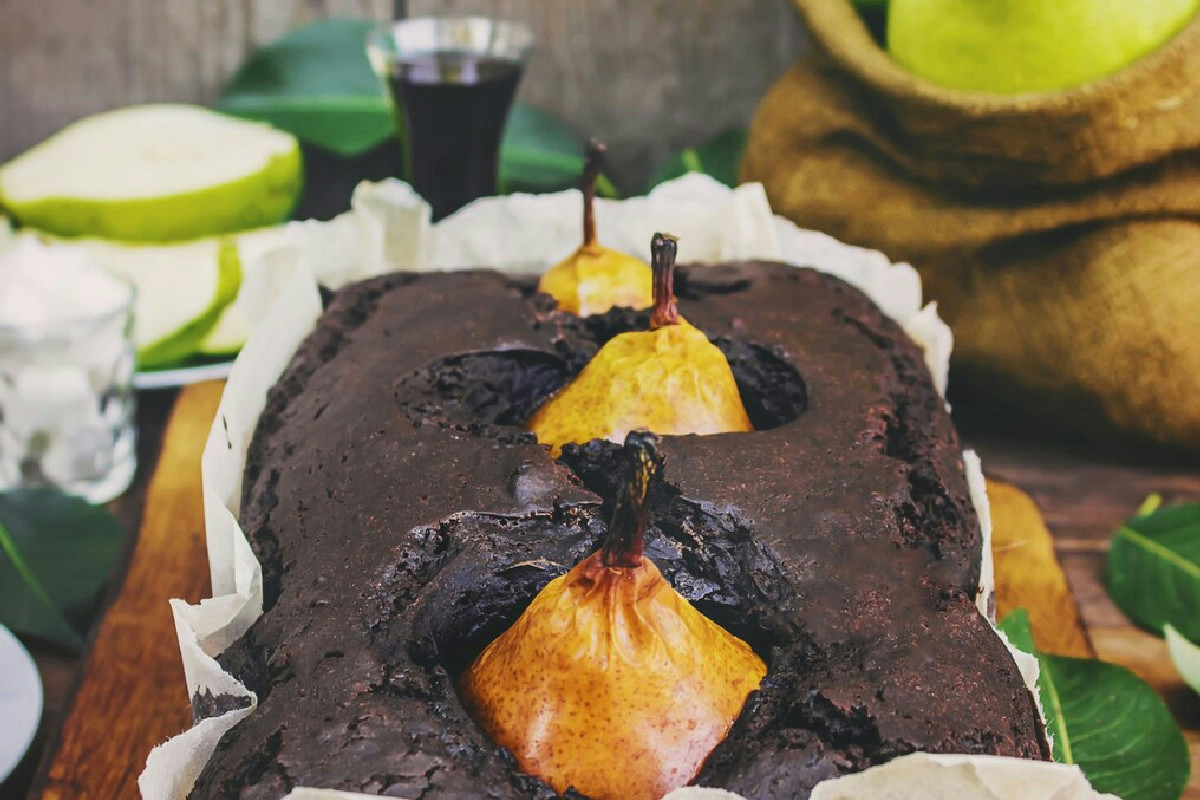 Il dessert fondente di pere e cioccolato per chi ama i dolci intensi e irresistibili