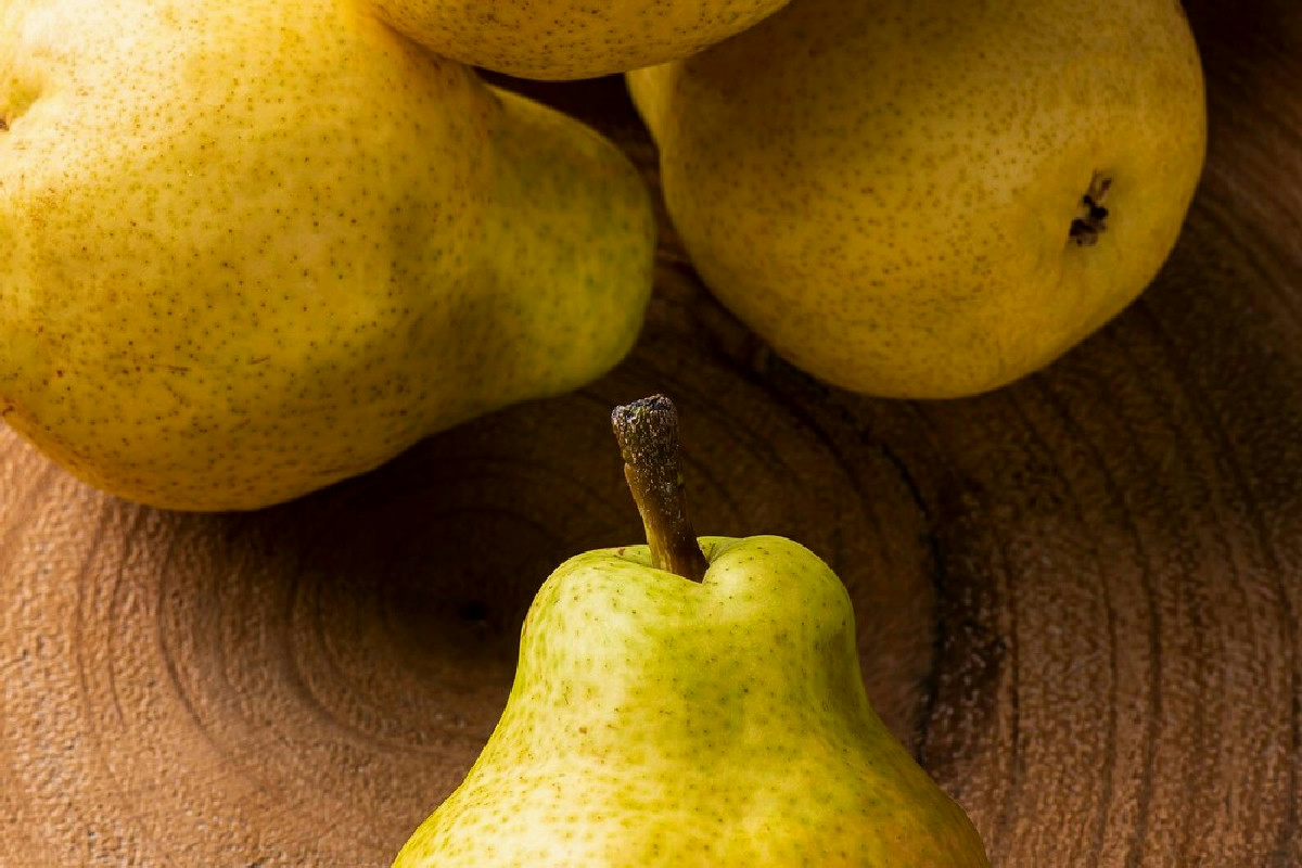 L'incredibile connubio tra pere dolci e pasta sfoglia croccante in un dolce da applausi imperdibili