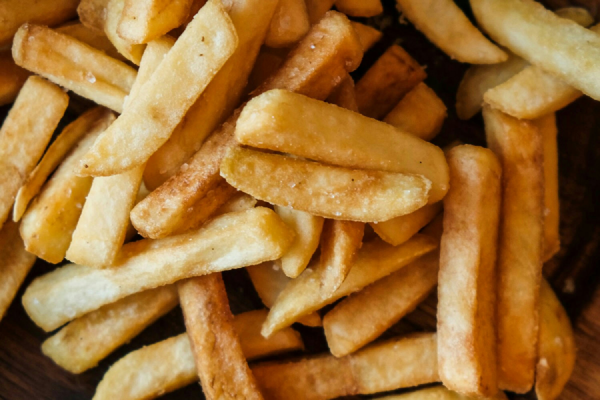 Patatine fritte irresistibili: scopri la guida essenziale per prepararle croccanti e fragranti a casa subito