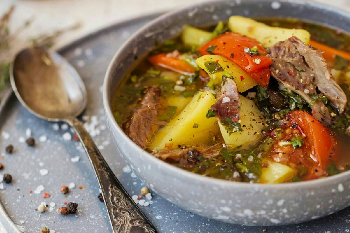 Perché la minestra unisce carne e verdure in un trionfo di sapori dal passato?