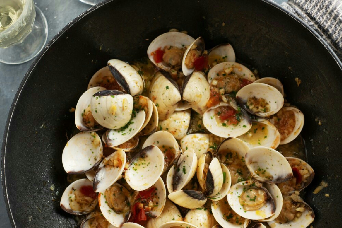 Perché molti non sanno che questo ingrediente esalta le vongole saltate oggi in tavola?