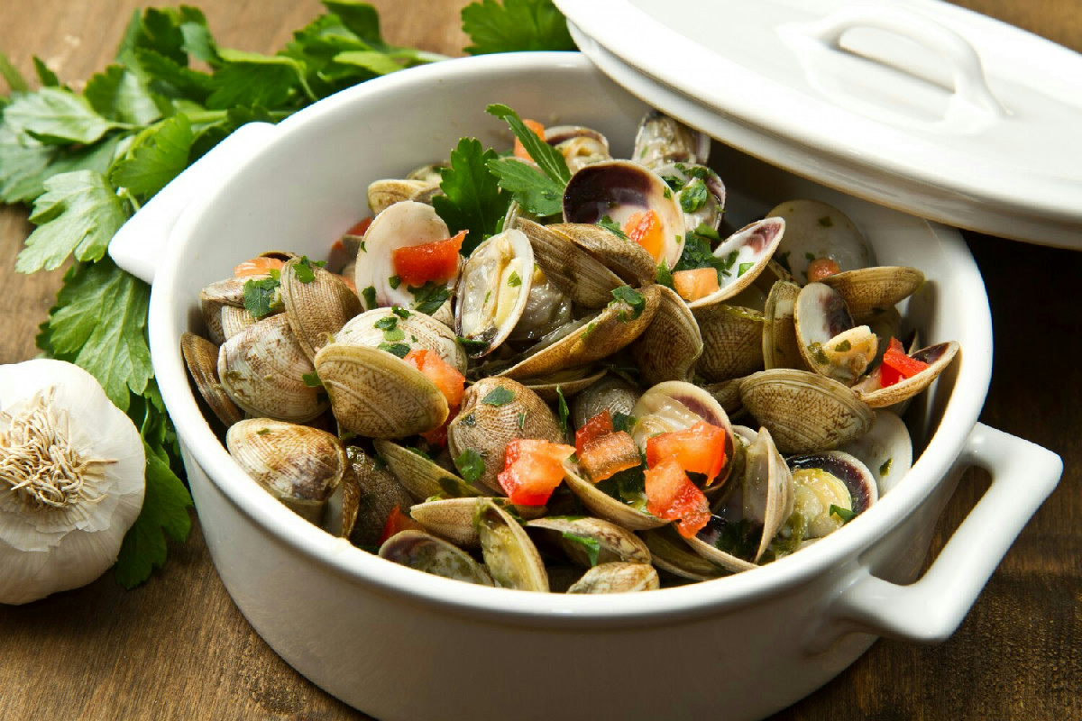 Perché molti non sanno che questo ingrediente esalta le vongole saltate oggi in tavola?