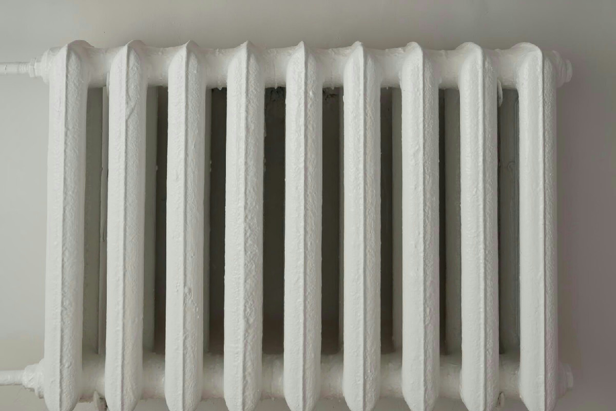 Perché i termosifoni lasciati spenti di notte rendono le pareti fredde e bollette più alte?