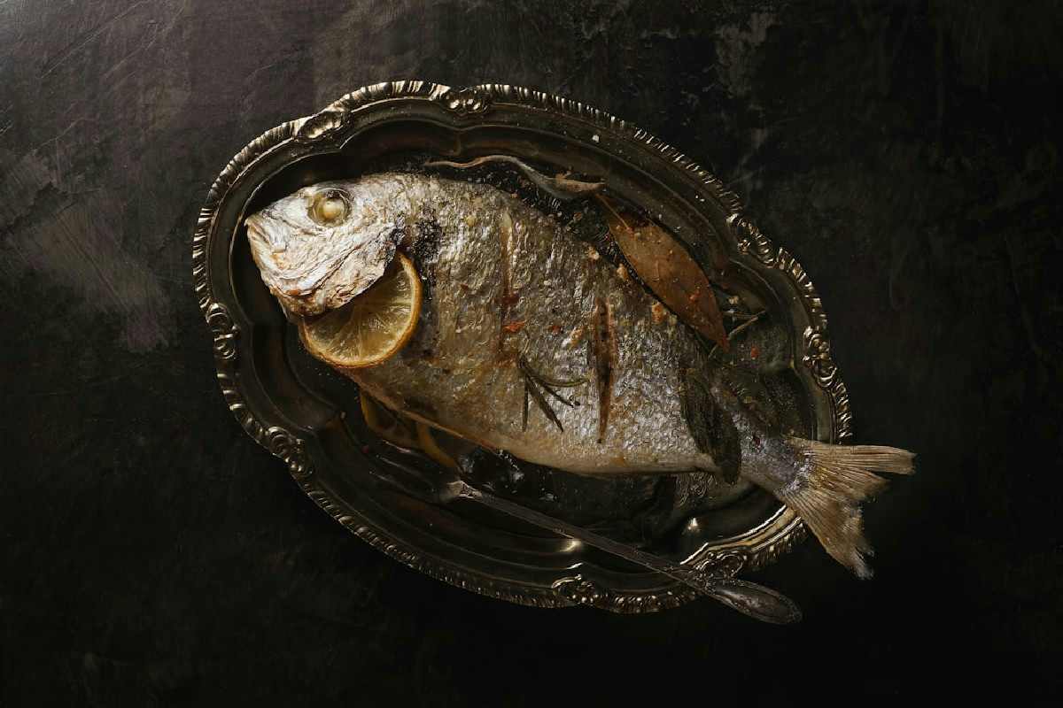 Il pesce in tavola senza aglio: ricette gustose per un piatto leggero e saporito da provare subito
