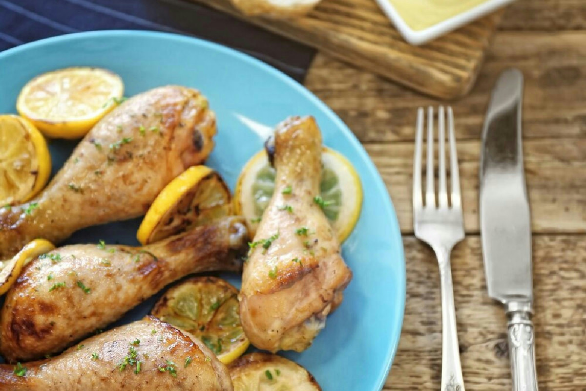 Quando la cottura sembra perfetta, cosa va aggiunto alle coscette di pollo per un sapore esplosivo