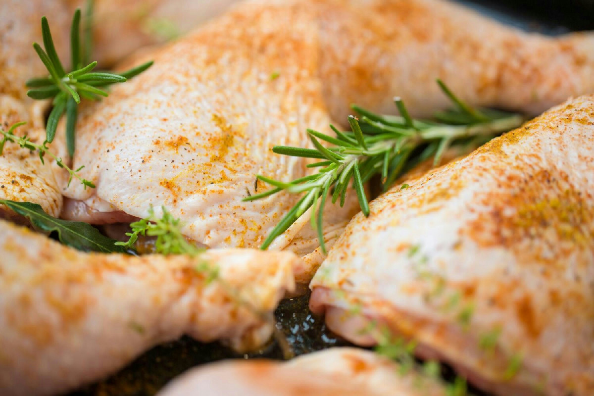 Quando la cottura sembra perfetta, cosa va aggiunto alle coscette di pollo per un sapore esplosivo