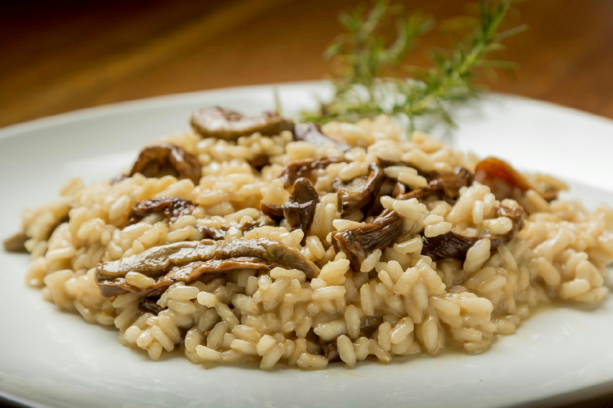 Il risotto ai funghi cremoso senza burro che conquista il palato, pronto in 20 minuti perfetti