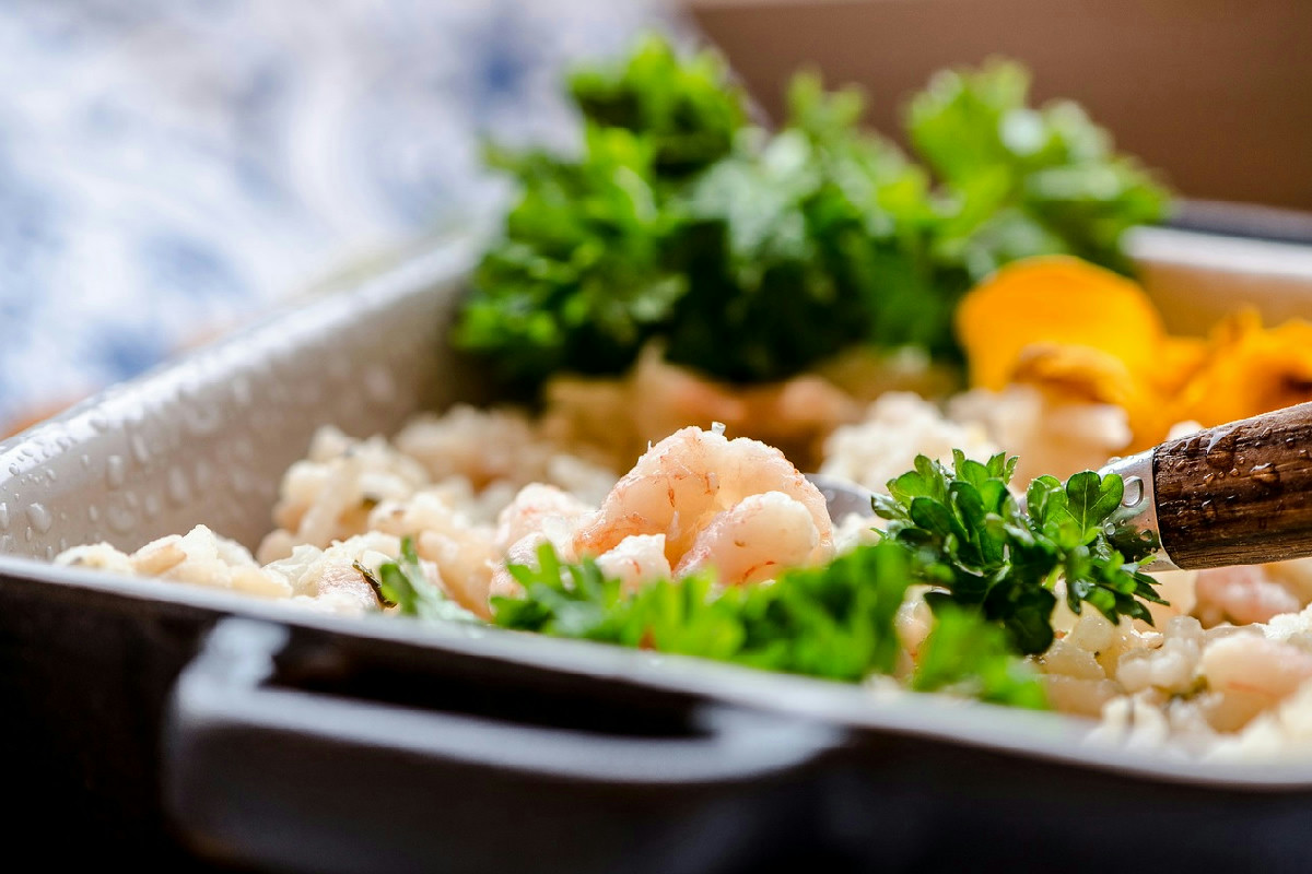 Il risotto con gamberi e carciofi fritti è il primo elegante e veloce perfetto per la cena