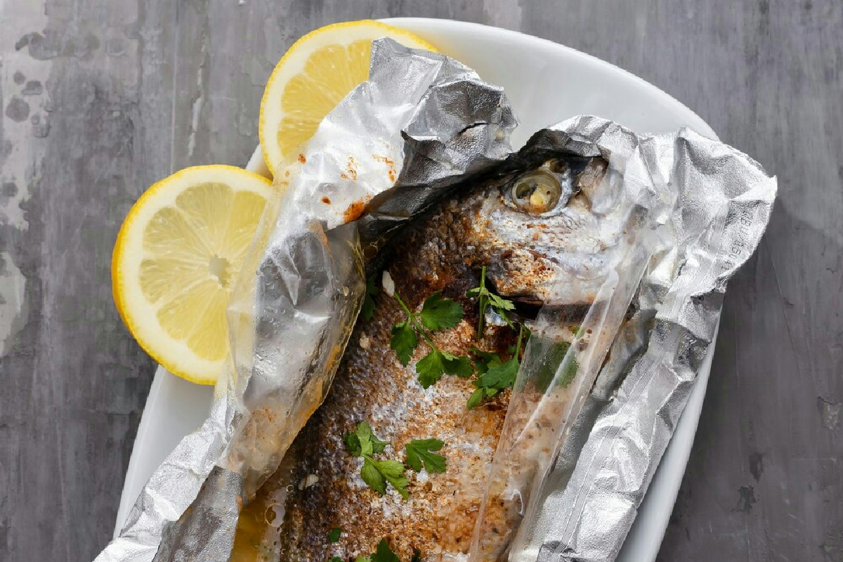 1️⃣ Orata al cartoccio: il piatto ideale per un pranzo leggero e ricco di profumo di mare