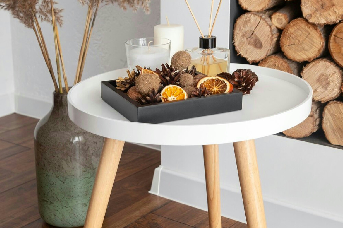 Arredare il tavolino da salotto in inverno con stile raffinato e minimalismo senza eccessi