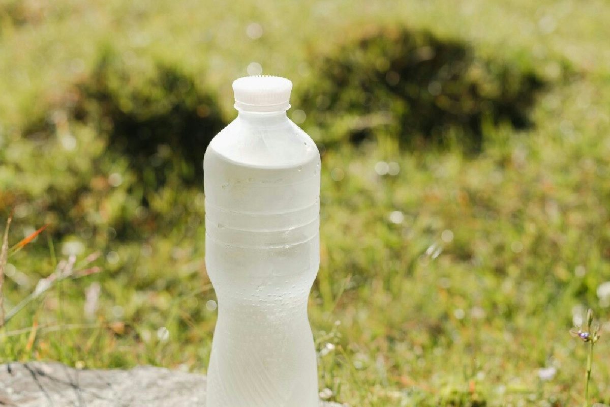 Una bottiglia tagliata libera i tubi otturati con un suono, addio a tubisti e ventose ingombranti