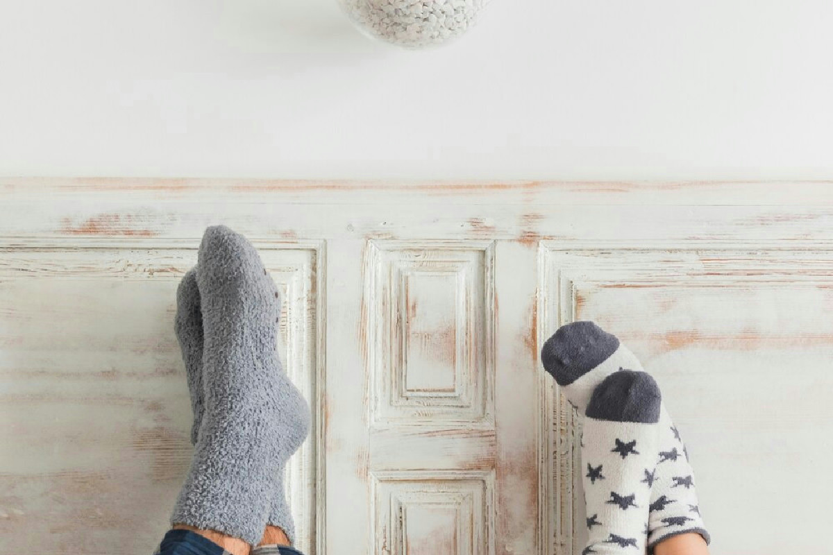 Calzini macchiati: ingredienti casalinghi economici per riportare il bianco brillante