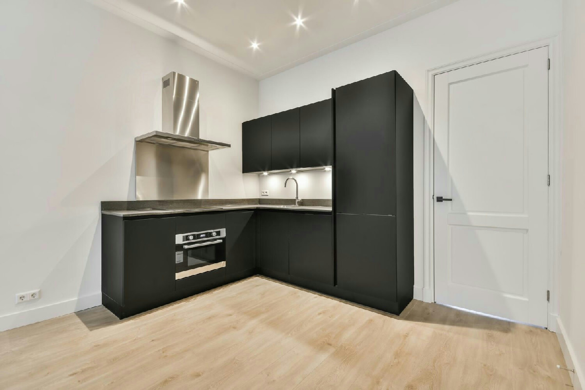 Cucine ad angolo compatte: 7 soluzioni con design innovativo e palette di colori eleganti