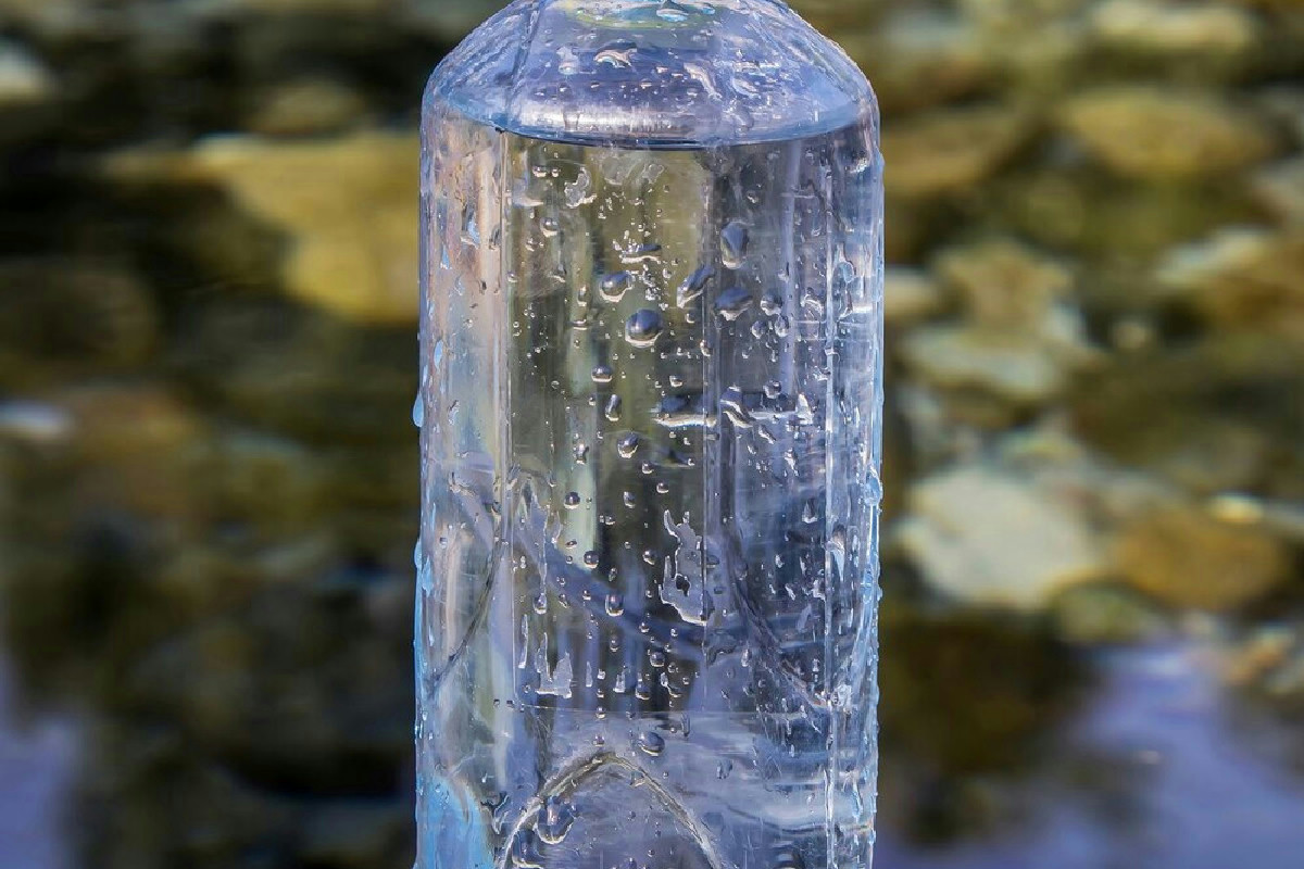 Ecco come l'acqua in bottiglia influenza i reni: un dettaglio che cambia tutto