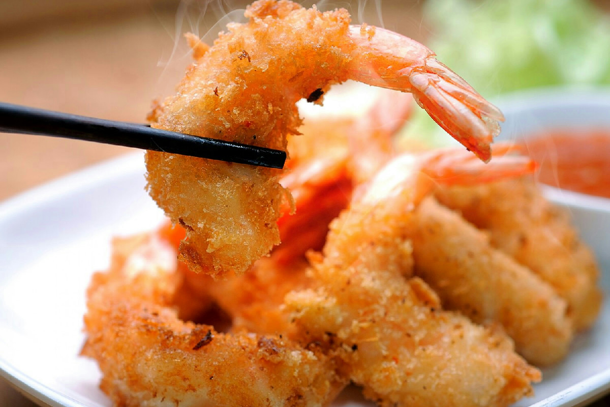 Gamberi croccanti in pastella leggera: antipasto fragrante e dal gusto delicato da preparare a casa