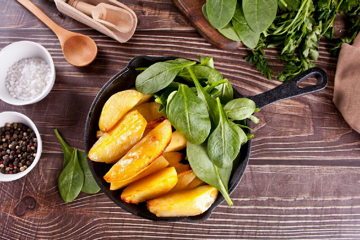 Patate dorate e spinaci al forno: croccantezza e freschezza per ogni pasto ideale