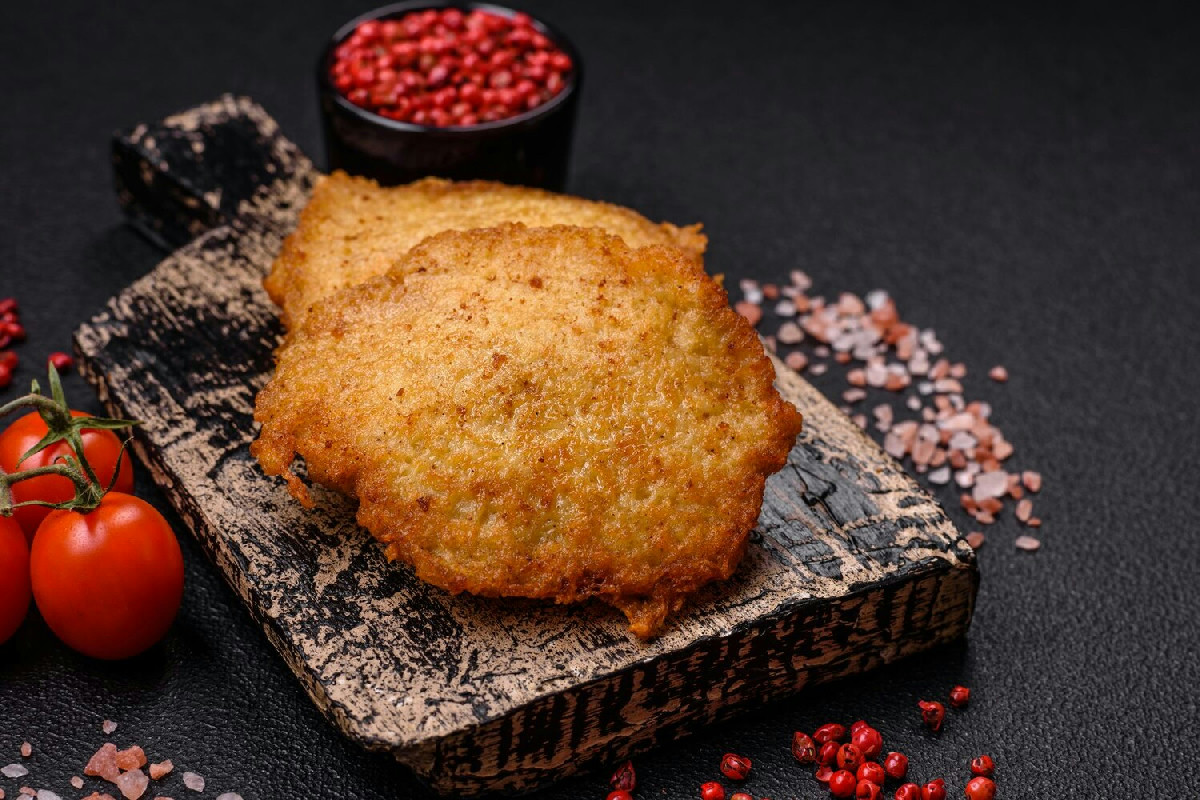 Quando mancano farina e uovo, questa ricetta prepara cotolette leggere cotte senza olio