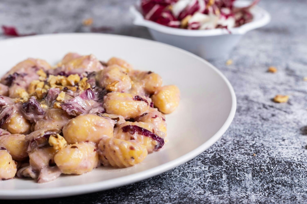 Il segreto degli gnocchi al radicchio: un piatto cremoso dal gusto intenso e avvolgente