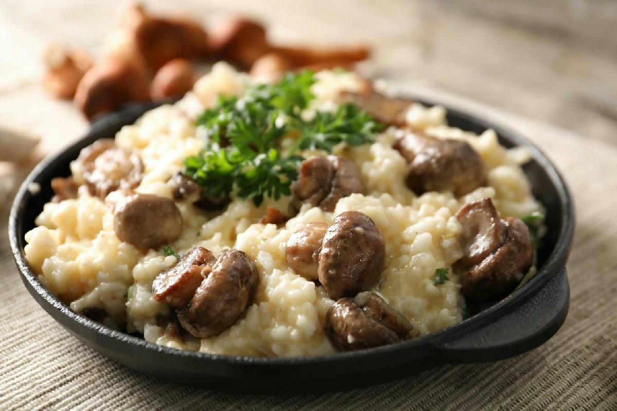 Il segreto per un risotto cremoso con salsiccia e formaggio fresco dal sapore avvolgente