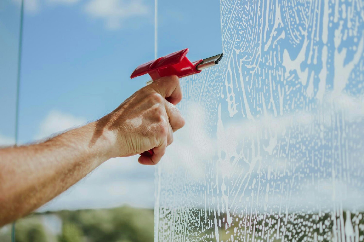 Trucchi efficaci per detergere vetri sporchi e ottenere una pulizia perfetta senza aloni visibili